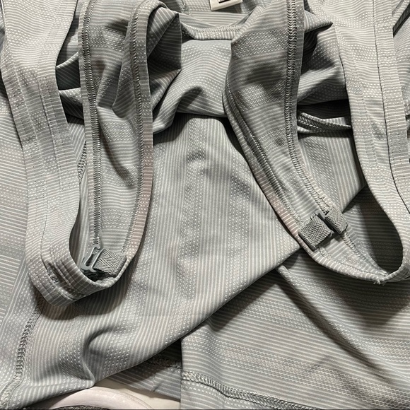 Athleta Grey Flowy Asymmetric Tank Top Low Back Athleisure Workout Size XS - Picture 6 of 7